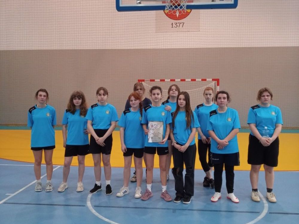 Drużyna dziewcząt w koszykówce z dyplomem
