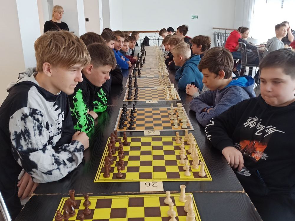 Zawodnicy przy szachownicach