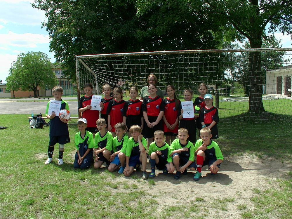 Zwycięskie drużyny z dyplomami