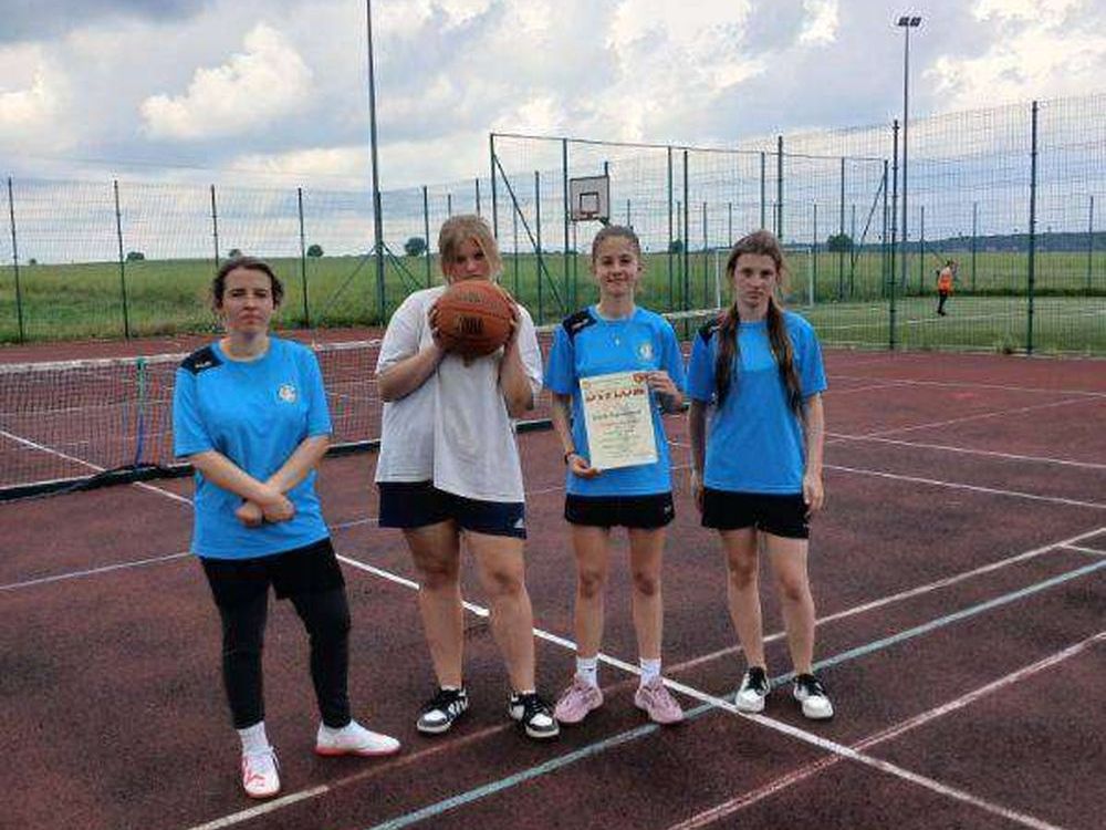 Drużyna dziewcząt w koszykówce