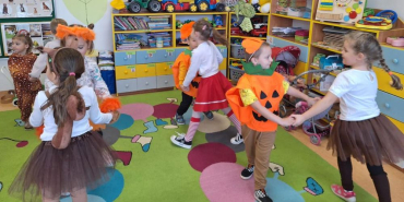 Przedszkolaki podczas zabawy