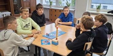 Uczniowie grają w planszówki