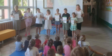 Uczniowie z dyplomami