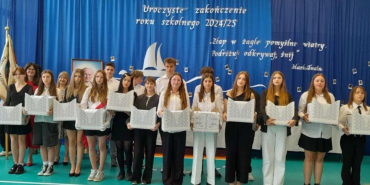 Uczniowie z Pudełkami Szczęścia
