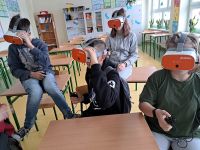 Uczniowie w okularach wirtualnej rzeczywistości ClassVR