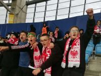 Uczniowie na trybunach stadionu