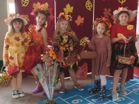 Uczniowie przebrani za Panią Jesień