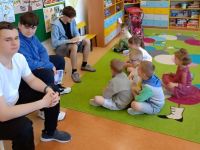 Uczniowie czytają dzieciom