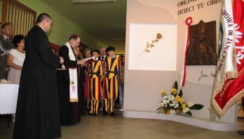 Uroczystość nadania szkole imienia Jana Pawła II